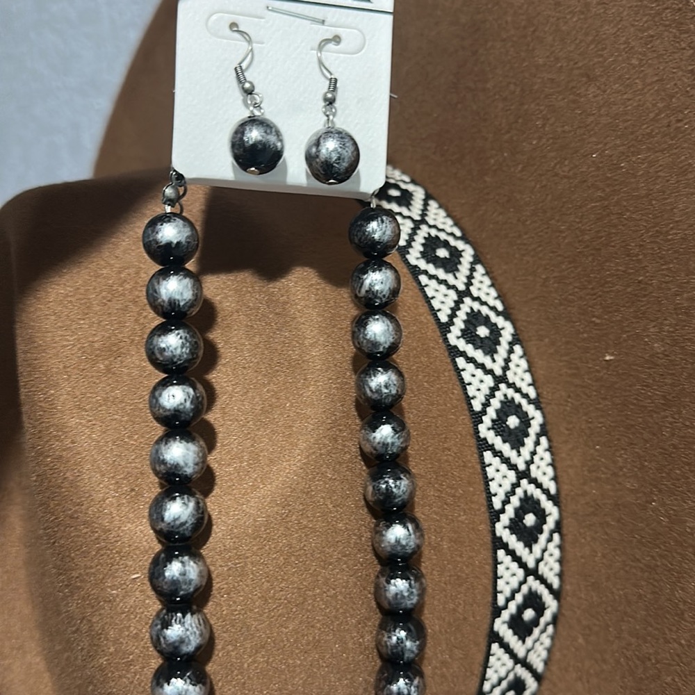 NWT bead necklace and earring set! - Picture 4 of 5
